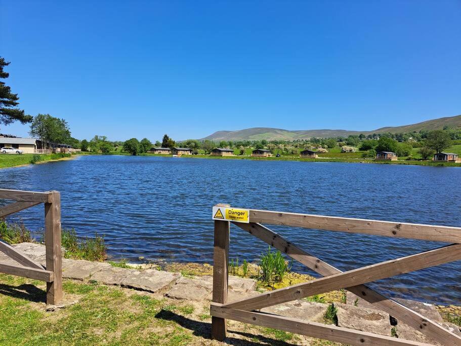 Diddly Squat Lodge With Hot Tub, Pendle View Holiday Park Клітеро Екстер'єр фото