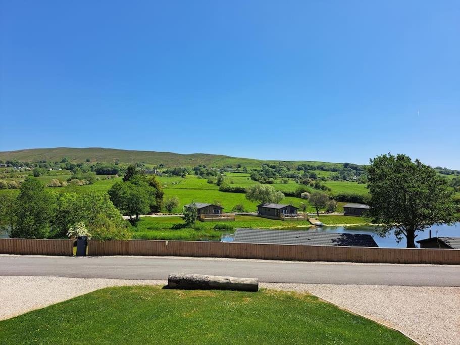 Diddly Squat Lodge With Hot Tub, Pendle View Holiday Park Клітеро Екстер'єр фото