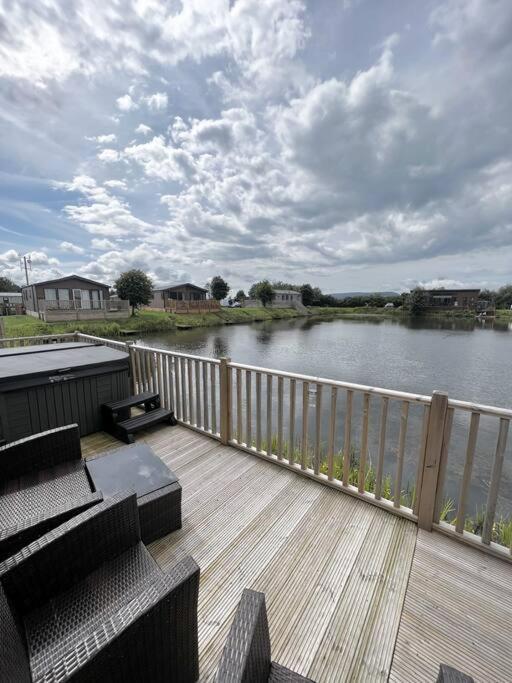 Diddly Squat Lodge With Hot Tub, Pendle View Holiday Park Клітеро Екстер'єр фото