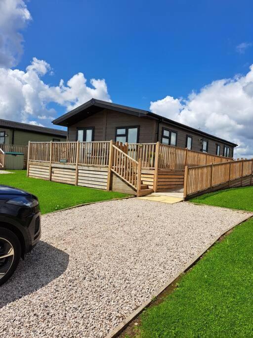 Diddly Squat Lodge With Hot Tub, Pendle View Holiday Park Клітеро Екстер'єр фото