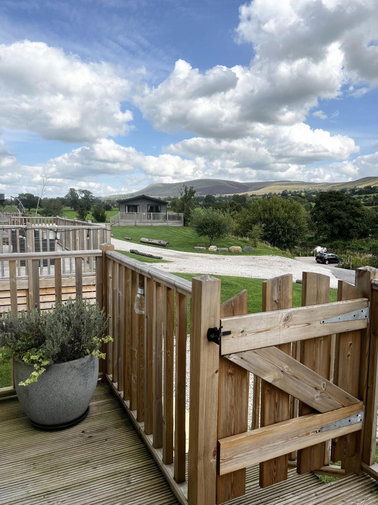 Diddly Squat Lodge With Hot Tub, Pendle View Holiday Park Клітеро Екстер'єр фото