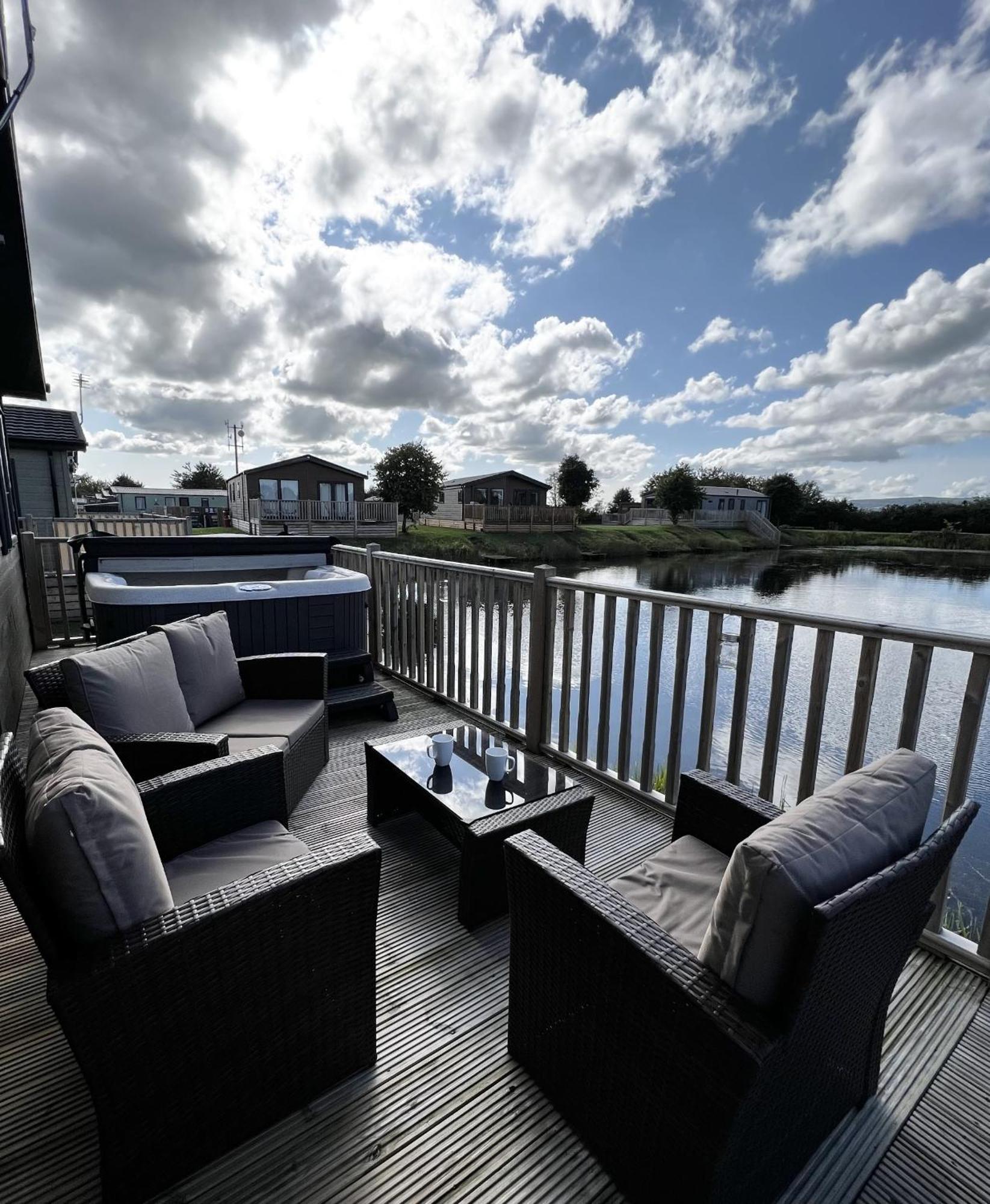 Diddly Squat Lodge With Hot Tub, Pendle View Holiday Park Клітеро Екстер'єр фото